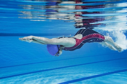 Uống nước mắm giữ ấm cơ thể khi bơi lội, lặn